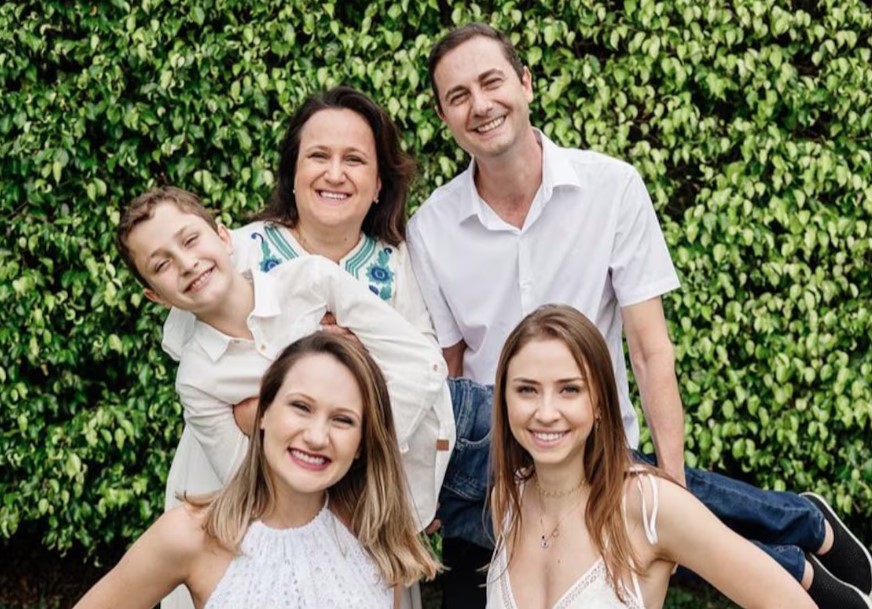 Em pé, Luciana e Clair com o filho Lucas; embaixo, Carolyne (à esquerda) e Rafaela 