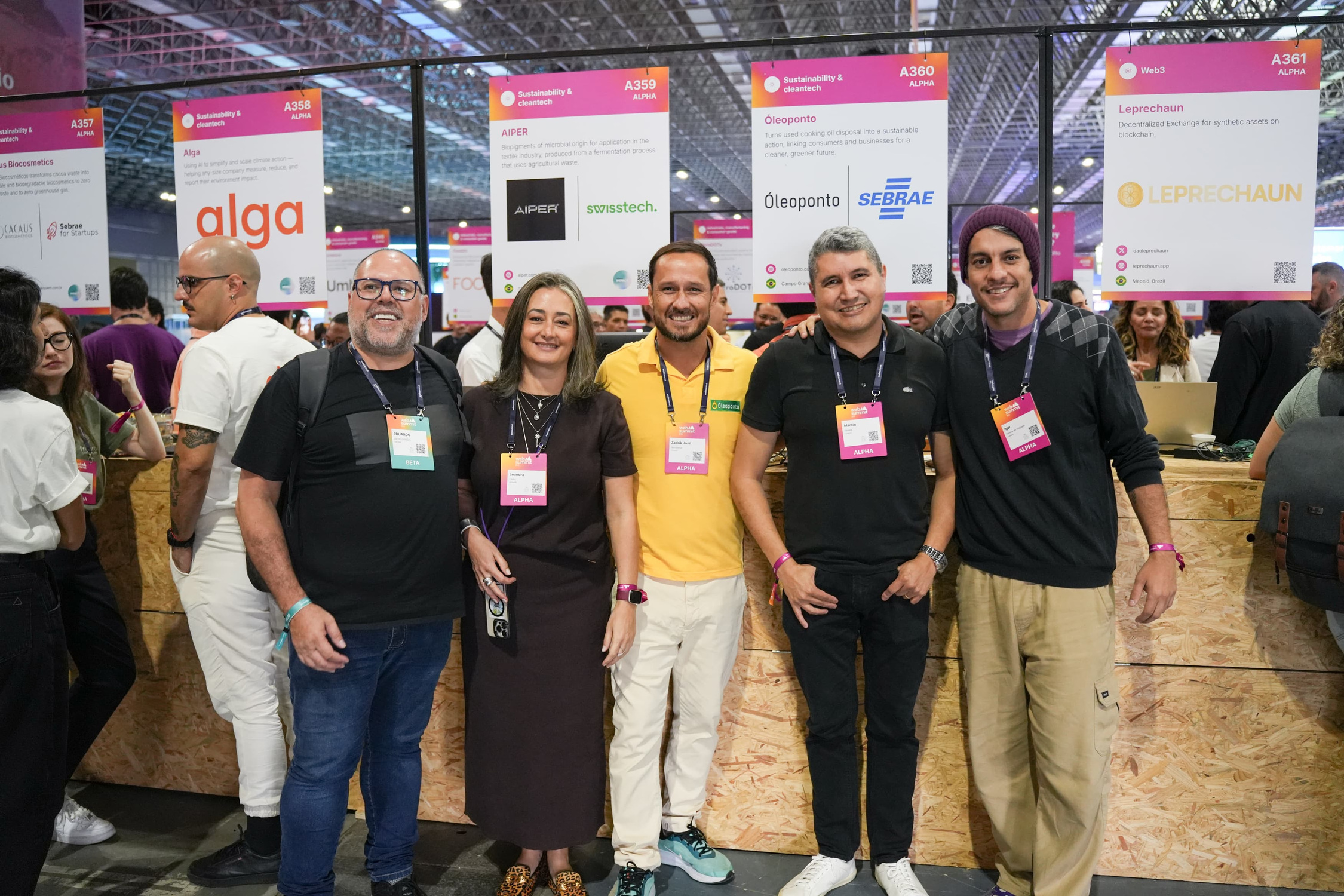 Diretor-presidente da Fundect, Márcio Araújo, e a gerente do Living Lab do Sebrae/MS, Leandra Costa, ao lado de empreendedores que participaram da missão técnica