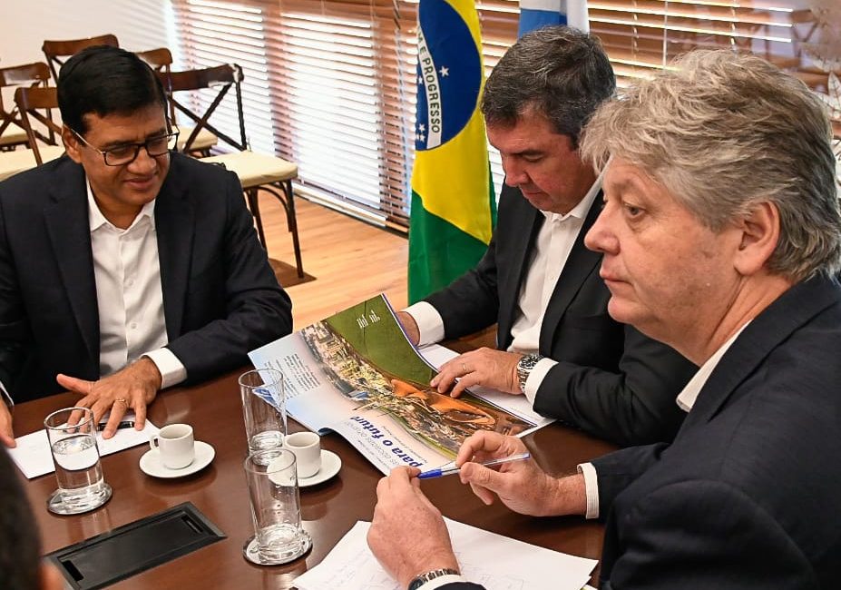 Presidente da Bracell, Praveen Singhavi, governador Eduardo Riedel e secretário Jaime Verruck durante reunião sobre implantação da fábrica de celulose solúvel, em Campo Grande (Foto: Divulgação/Governo de MS)