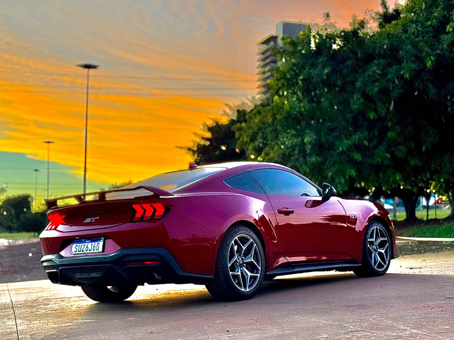 Vista traseira do esportivo Mustang em uma das áreas abertas de Campo Grande.