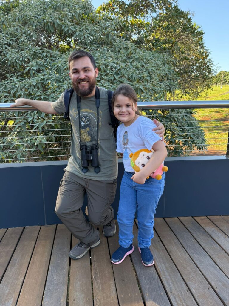 Ana Lara Berrocal Klingbeil, de oito anos, contou que desde os quatro anos passou assistir o canal do YouTube do ornitólogo Willian Menq