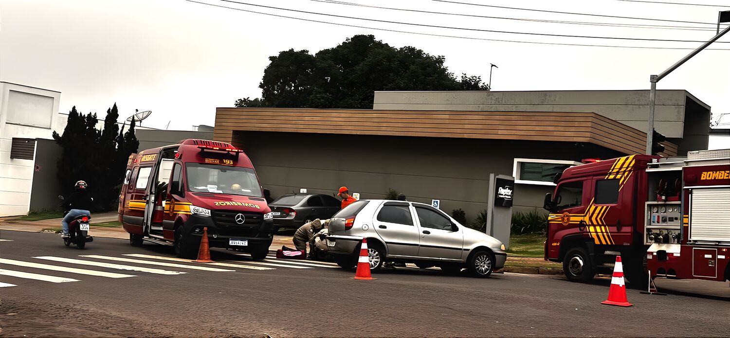Bombeiros atendem motociclista ferido após colisão com carro no cruzamento da Rua Coronel Cacildo Arantes com a Doutor Zerbini, em Campo Grande.