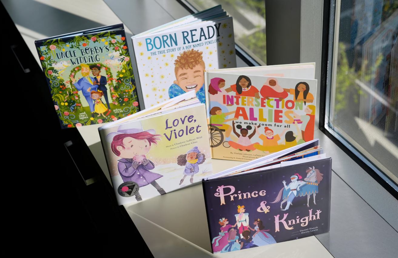 Uma seleção de livros com personagens LGBTQIAP+ que fazem parte de um caso da Suprema Corte é retratada, em 15 de abril de 2025, em Washington