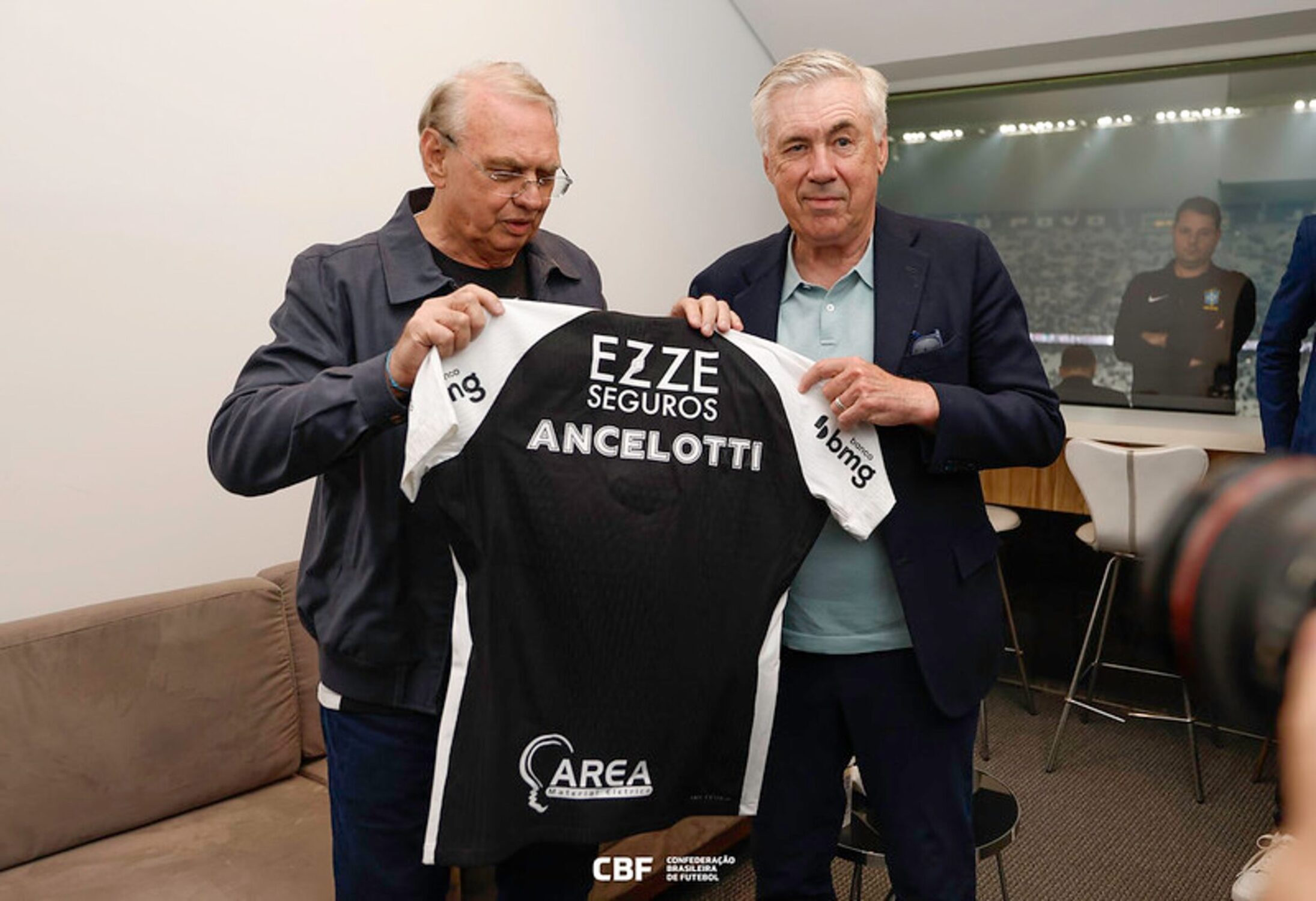 Carlo Ancelotti foi recebido por Osmar Stábile, presidente interino do Corinthians, na Neo Química Arena.