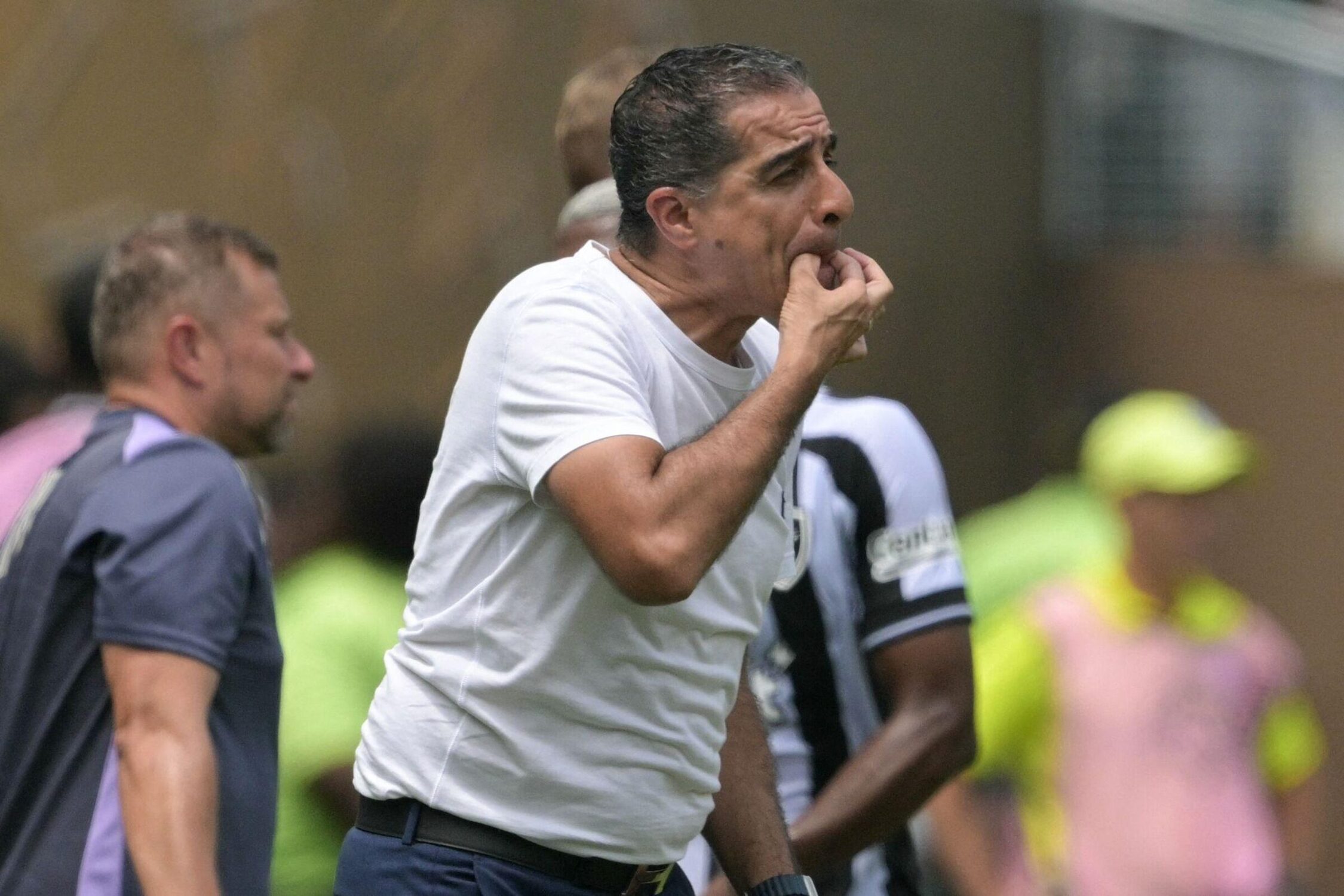 Paiva deixa o clube após apenas quatro meses no cargo.