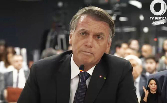 Jair Bolsonaro e Alexandre de Moraes durante audiência no STF; clima foi tenso, mas sem confrontos diretos