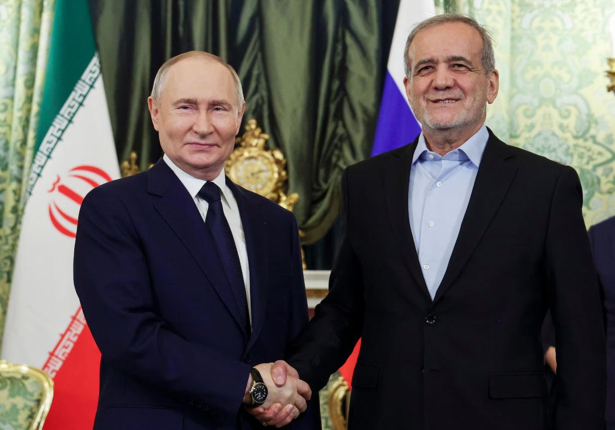 O presidente da Rússia, Vladimir Putin, cumprimenta o presidente do Irã, Masoud Pezeshkian, em Moscou Foto: Vyacheslav Prokofyev/AP