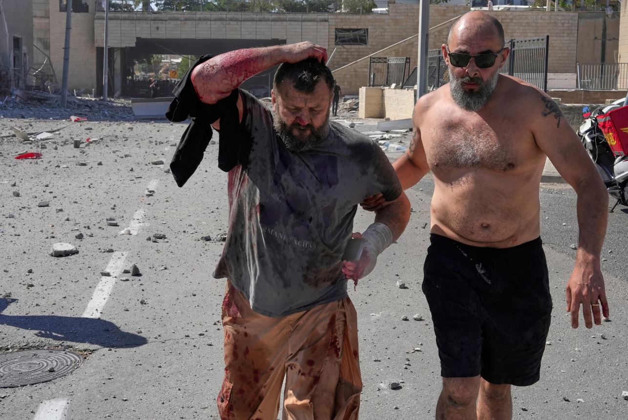 Israelense ferido por bombardeio iraniano em Haifa Foto: Baz Ratner/AP