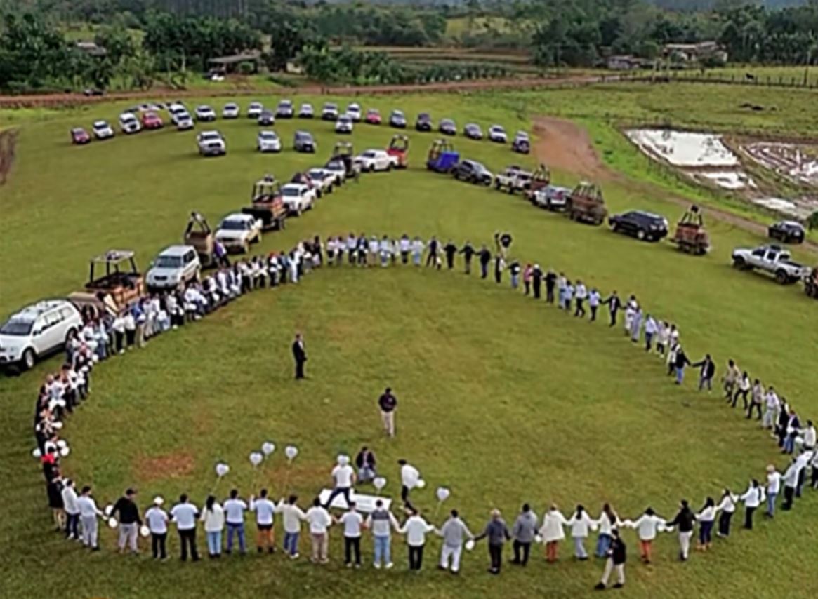 Cidade de Praia Grande, em Santa Catarina, presta homenagem às vítimas do acidente de balão.