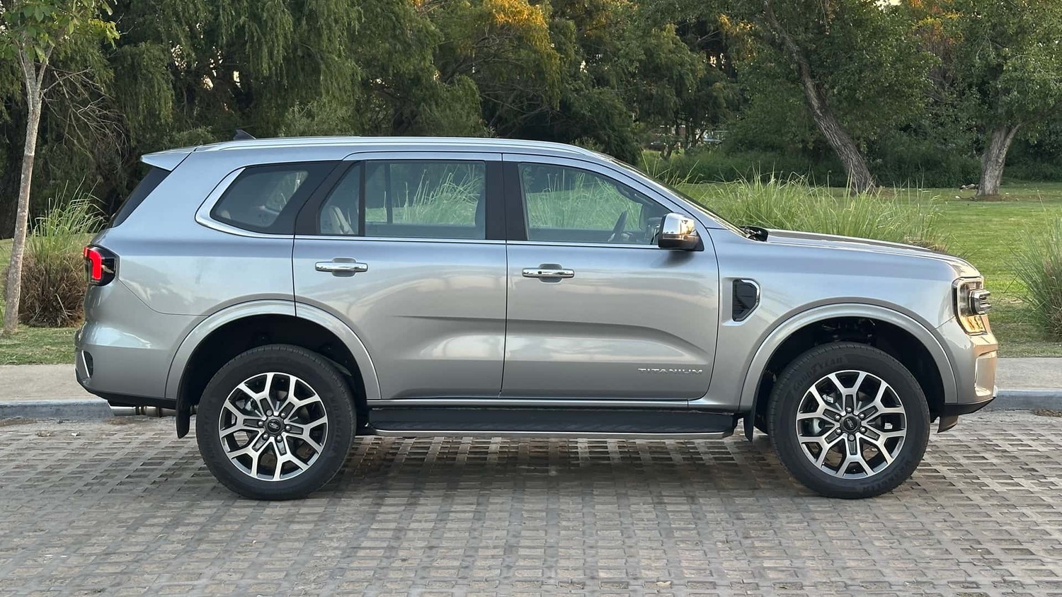 Design robusto e linhas modernas do Ford Everest Titanium chamam atenção pela lateral espaçosa e imponente.