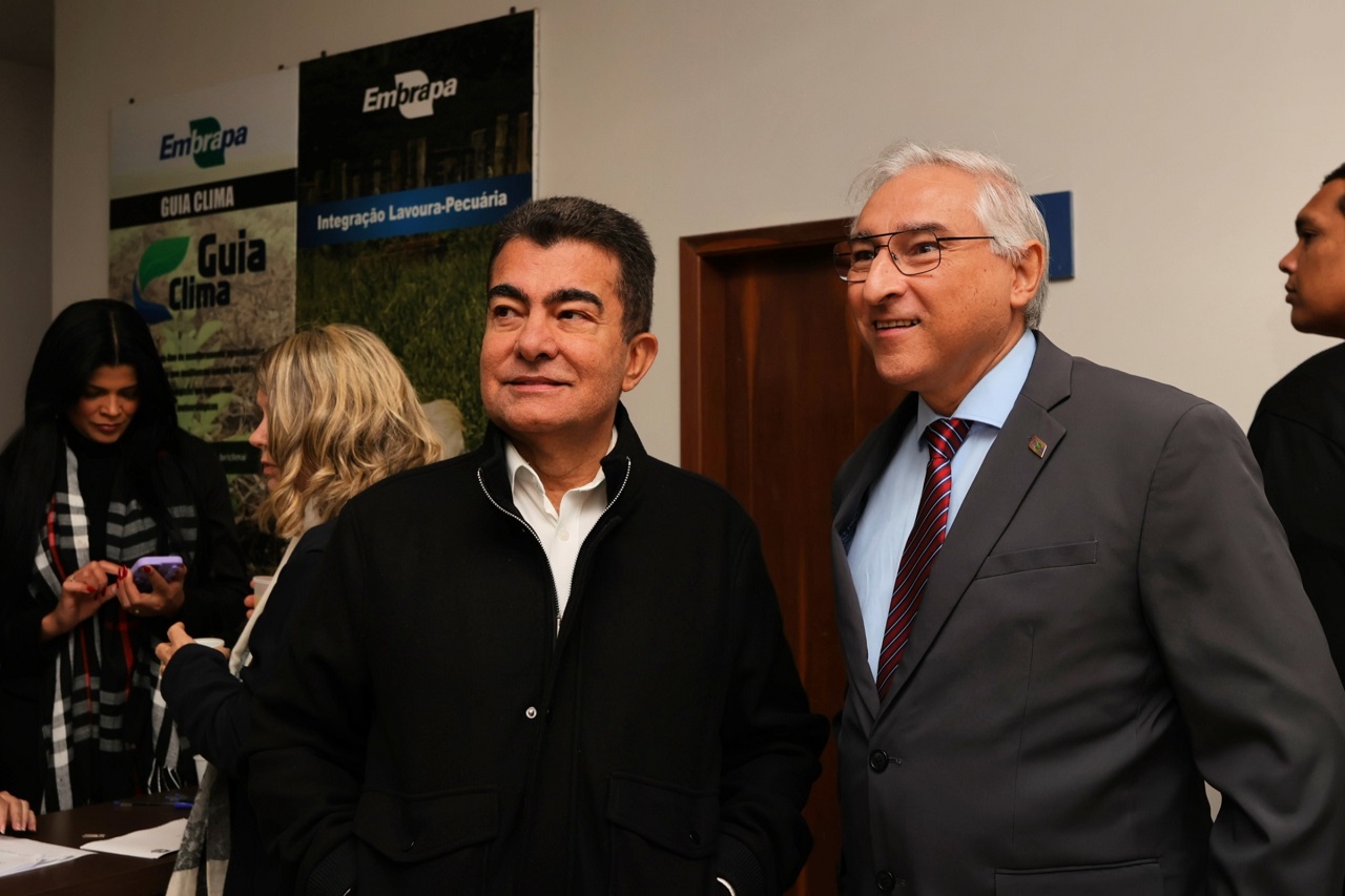 Prefeito Marçal Filho e o chefe-geral da Embrapa Agropecuária Oeste, Harley Nonato de Oliveira  (Foto: A. Frota)