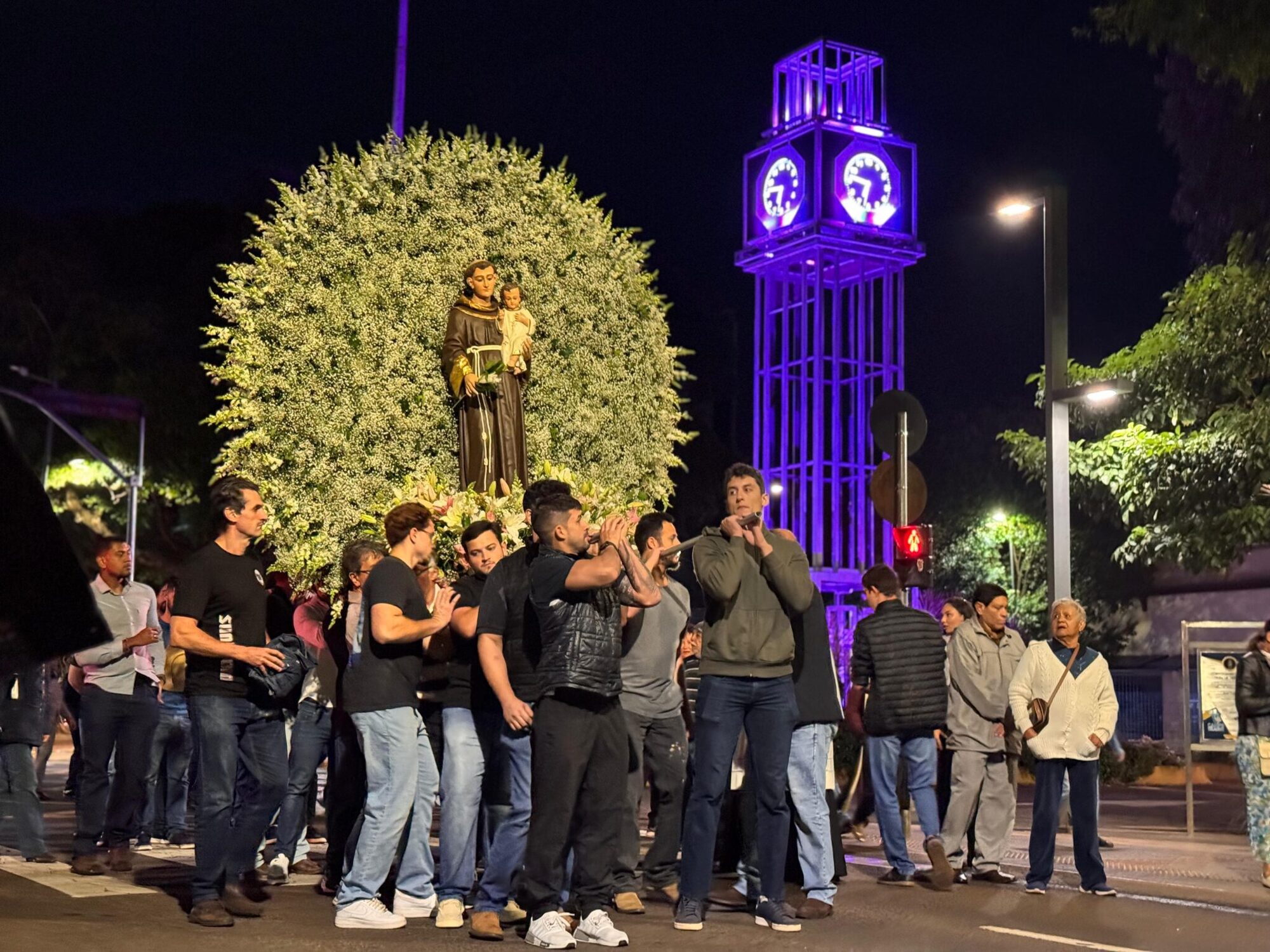 Devotos percorrem as ruas do centro de Campo Grande durante a emocionante procissão em homenagem a Santo Antônio, um dos momentos mais marcantes do Arraial