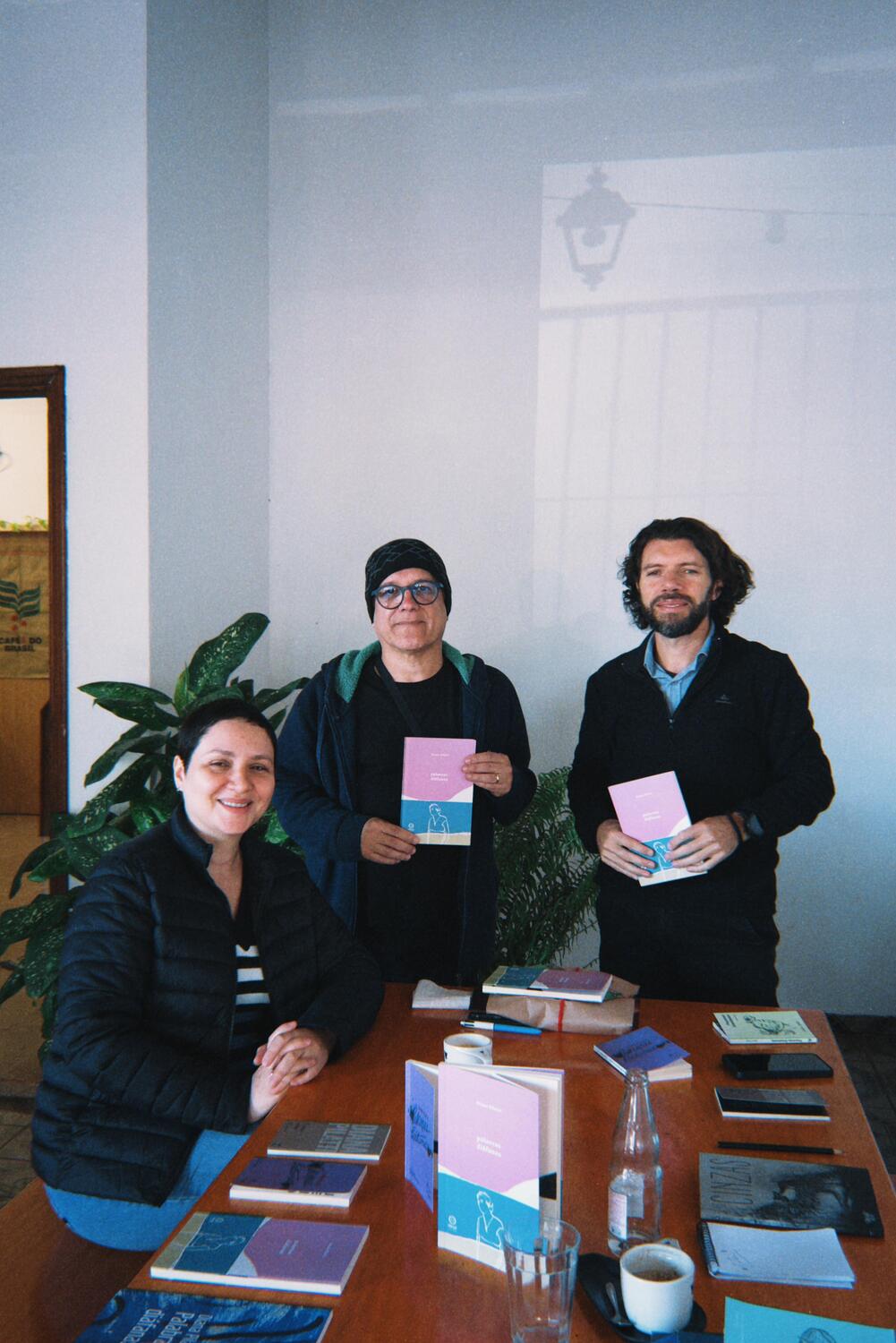Encontro do Clube Pássaro-Poesia na Hámor Livraria: conversa leve sobre poemas e bons cafés compartilhados.