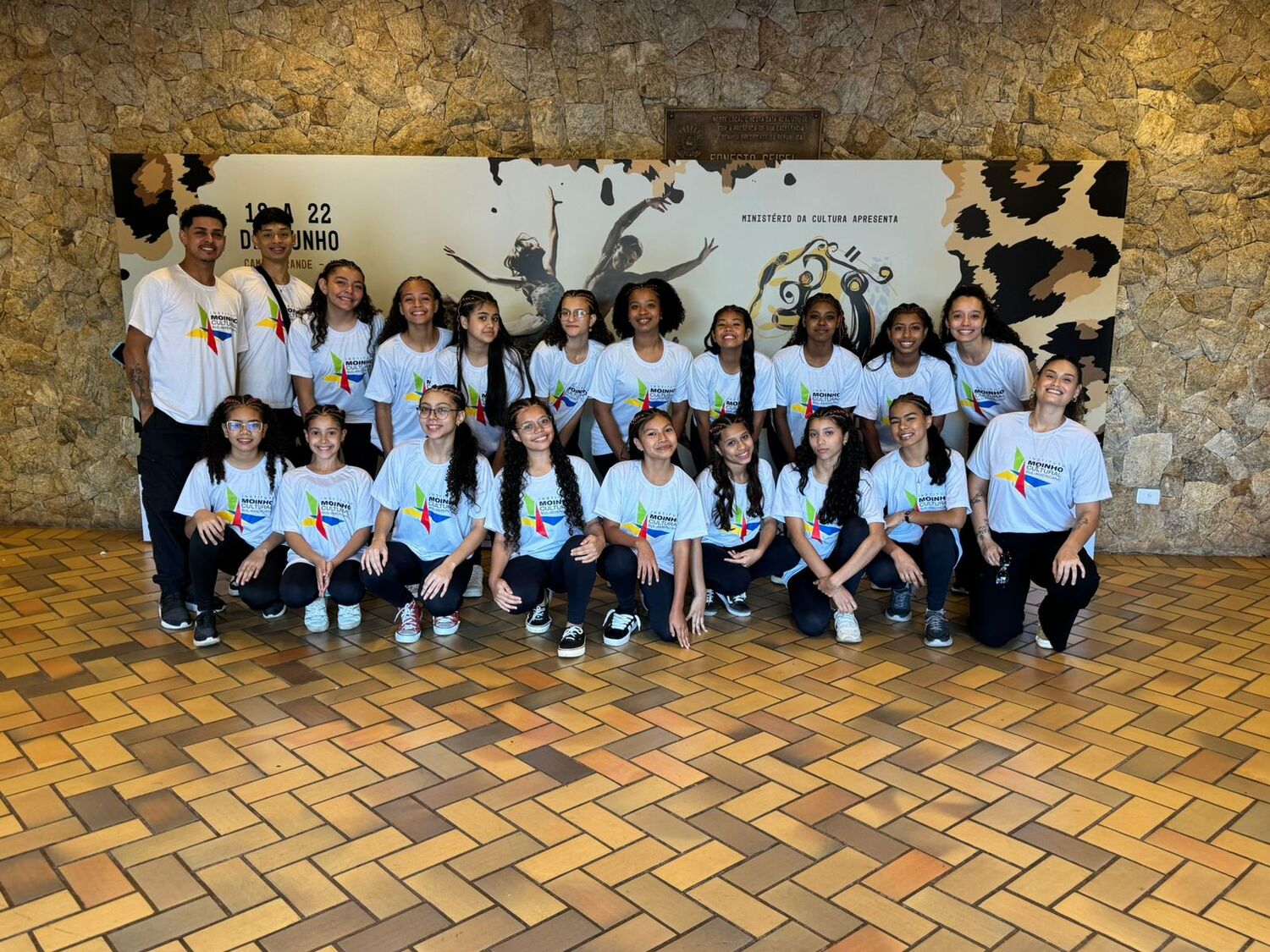 Jovens da Cia Juvenil do Moinho Cultural comemoram a conquista no Prêmio Onça Pintada, em Campo Grande.