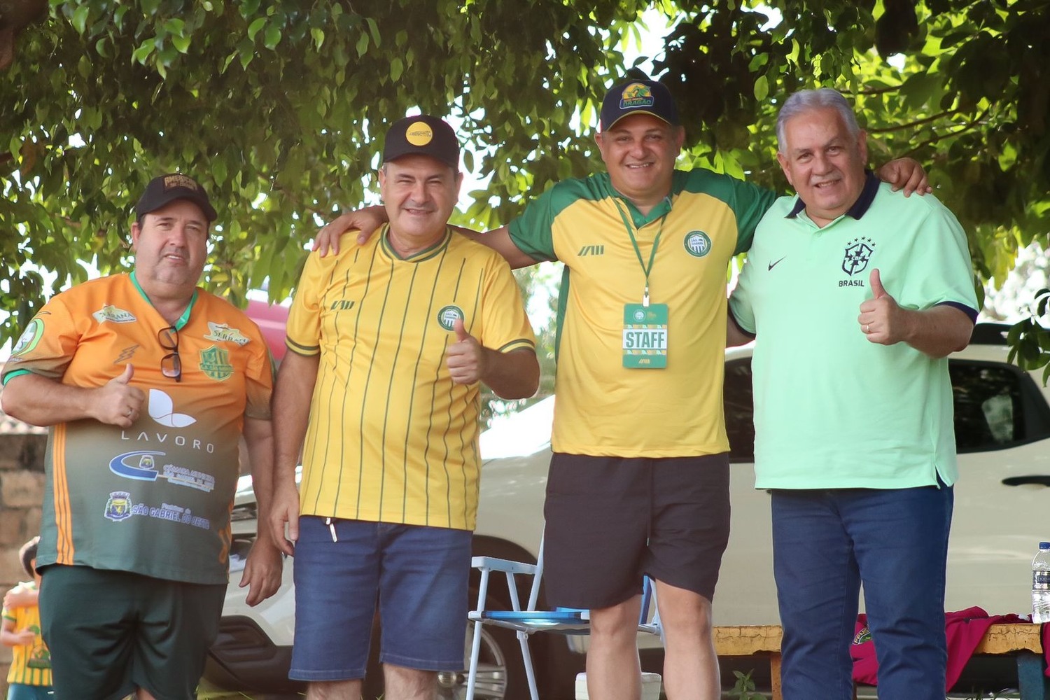 Estevão Petrallás com dirigentes do São Gabriel EC na partida do último sábado 