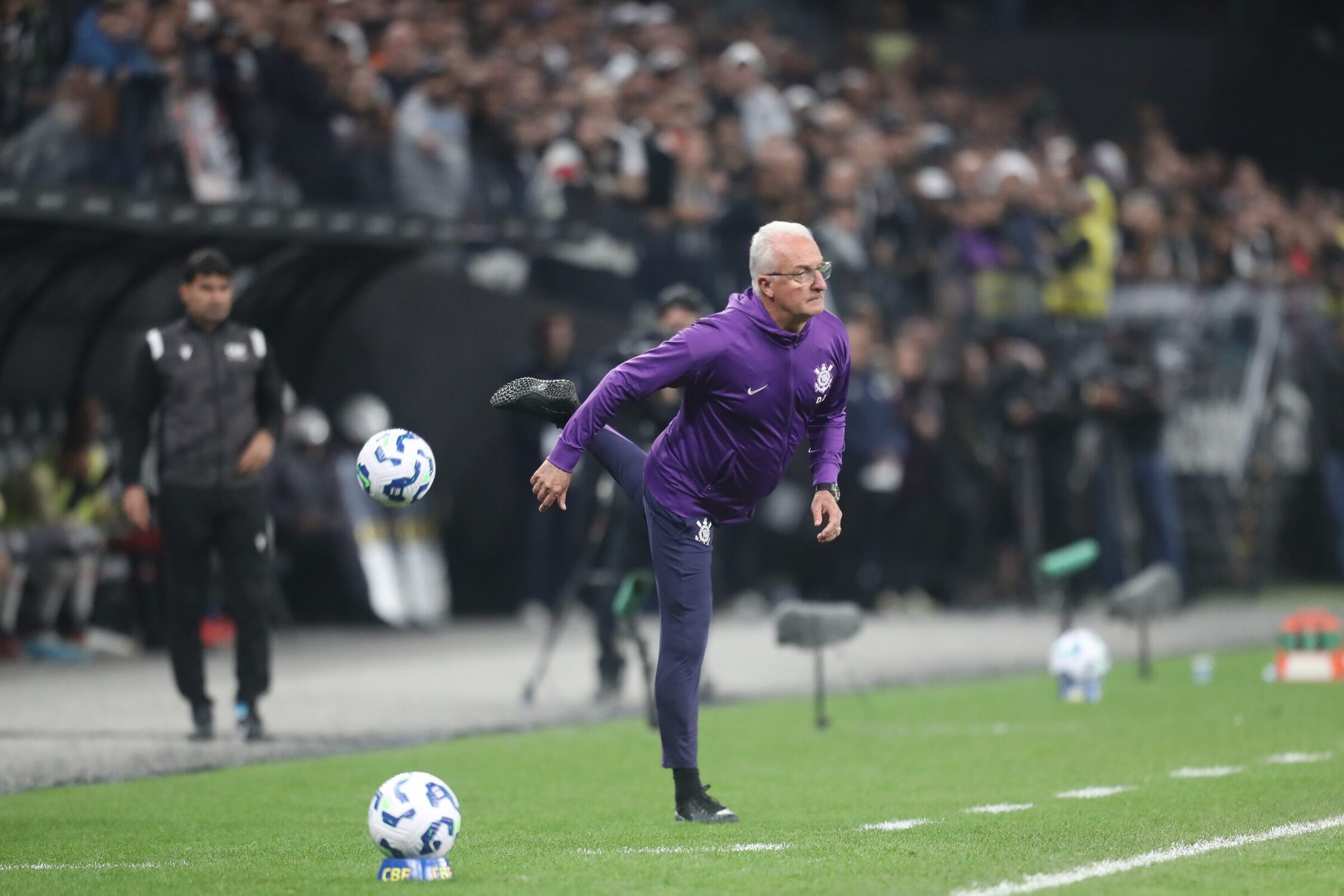 Dorival Júnior vive momento delicado no Corinthians após empate com o Vitória.
