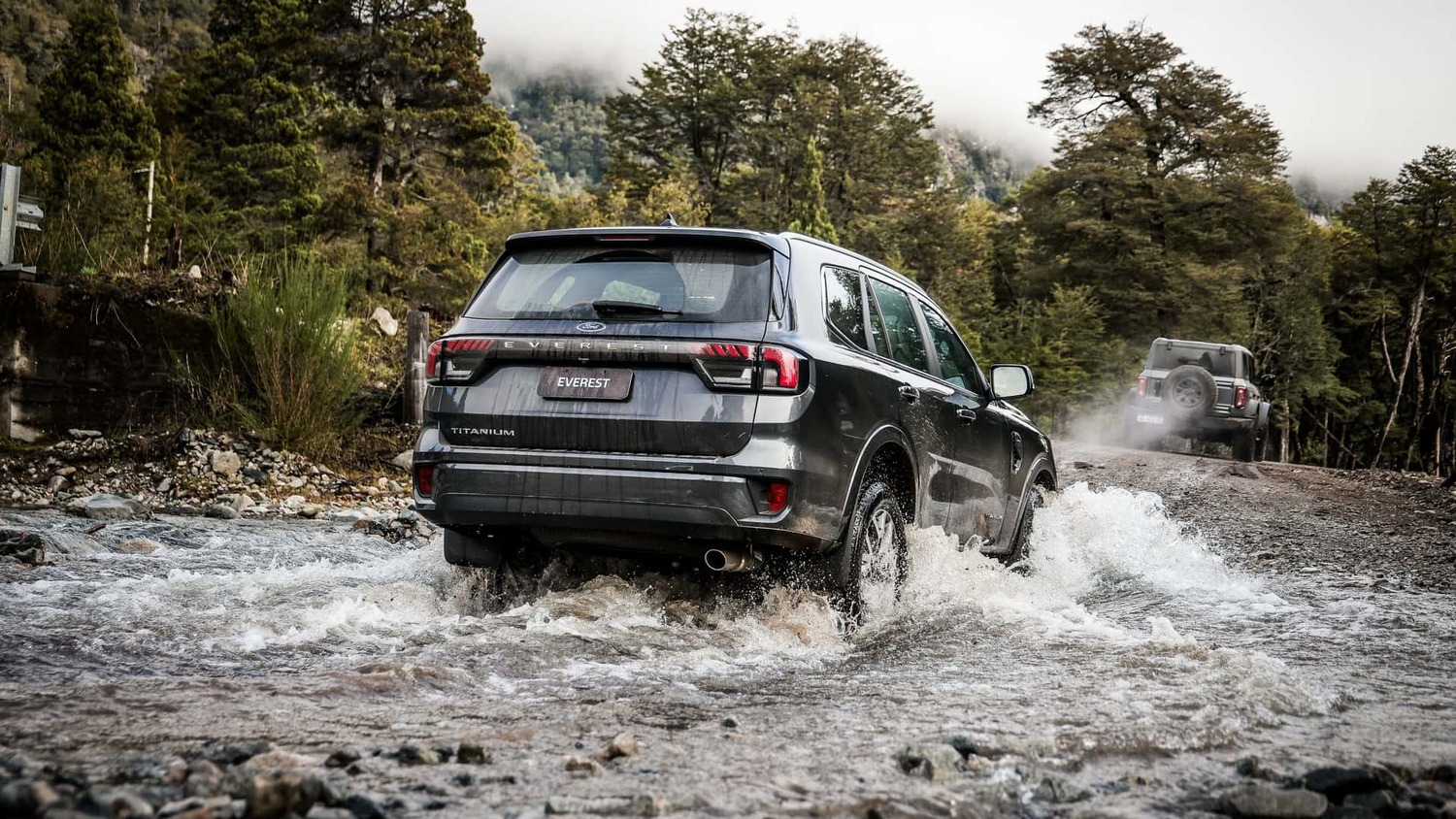 Ford Everest Titanium mostra sua força off-road em terreno alagado, reforçando o apelo aventureiro do SUV