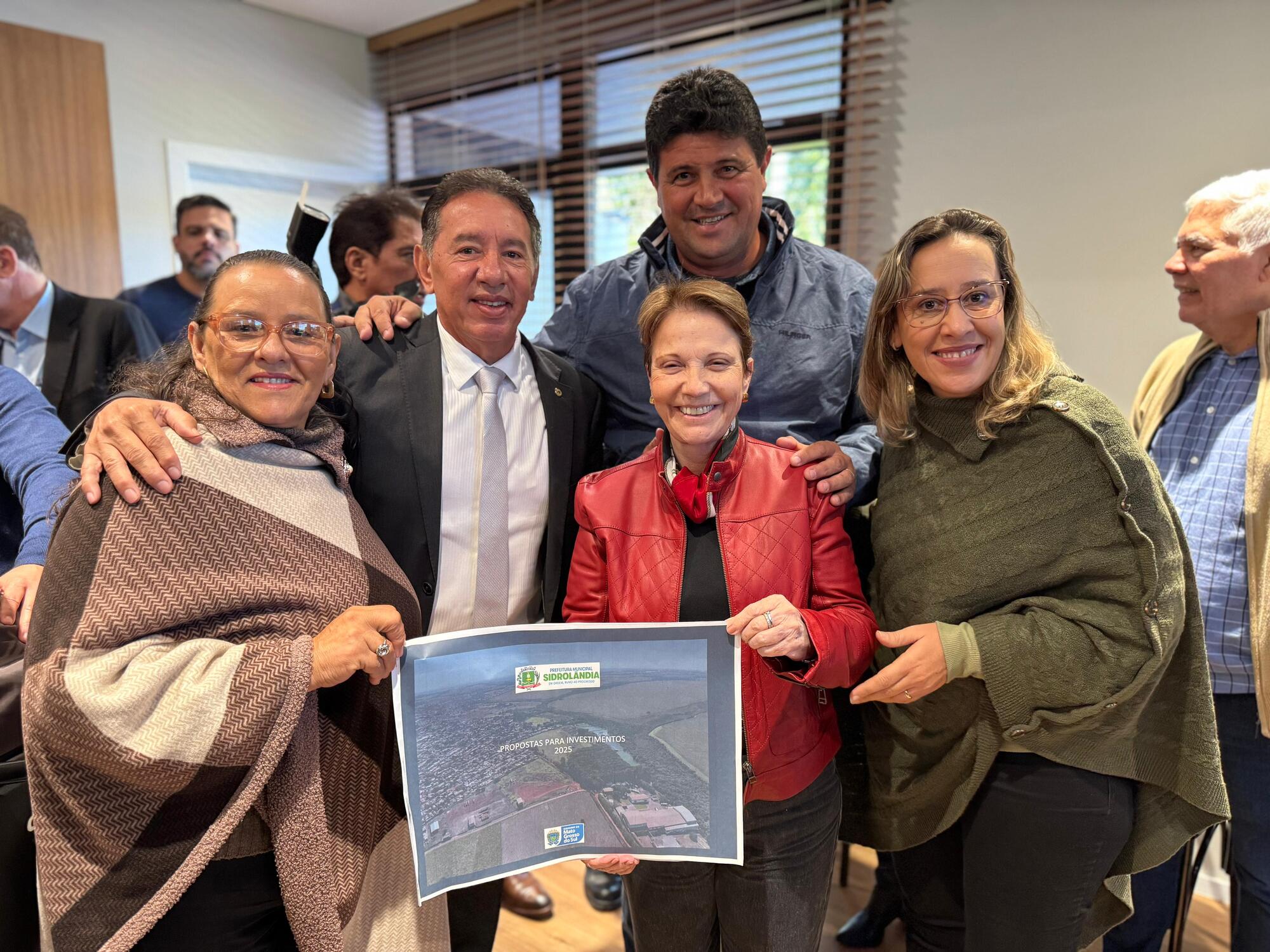 Deputado Gerson Claro ao lado da senadora Tereza Cristina e representantes do município durante encontro para apresentação dos projetos
