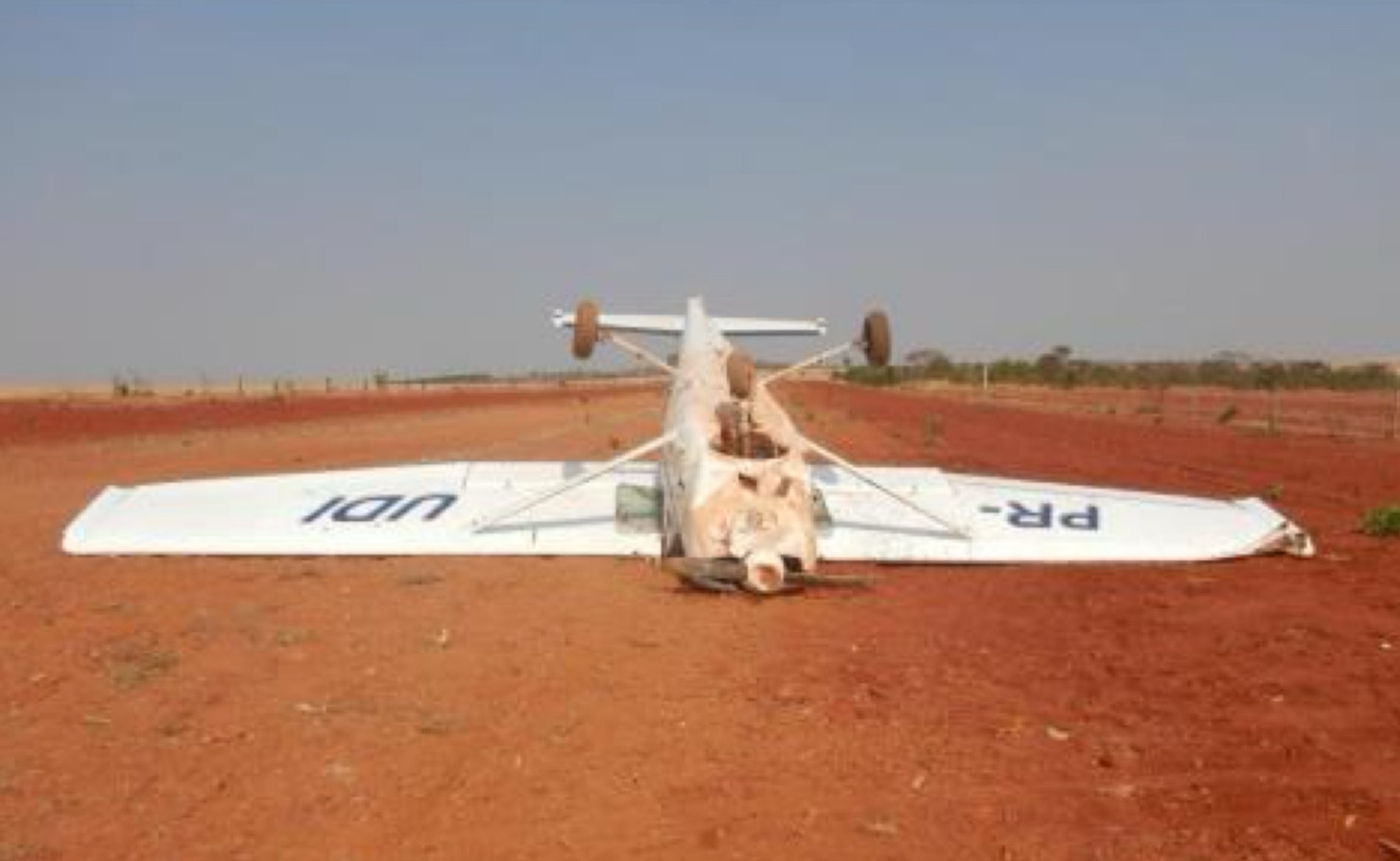 Vista frontal da aeronave PR-UDI após o acidente; piloto e instrutor tiveram ferimentos leves, mas a estrutura do avião sofreu danos substanciais.