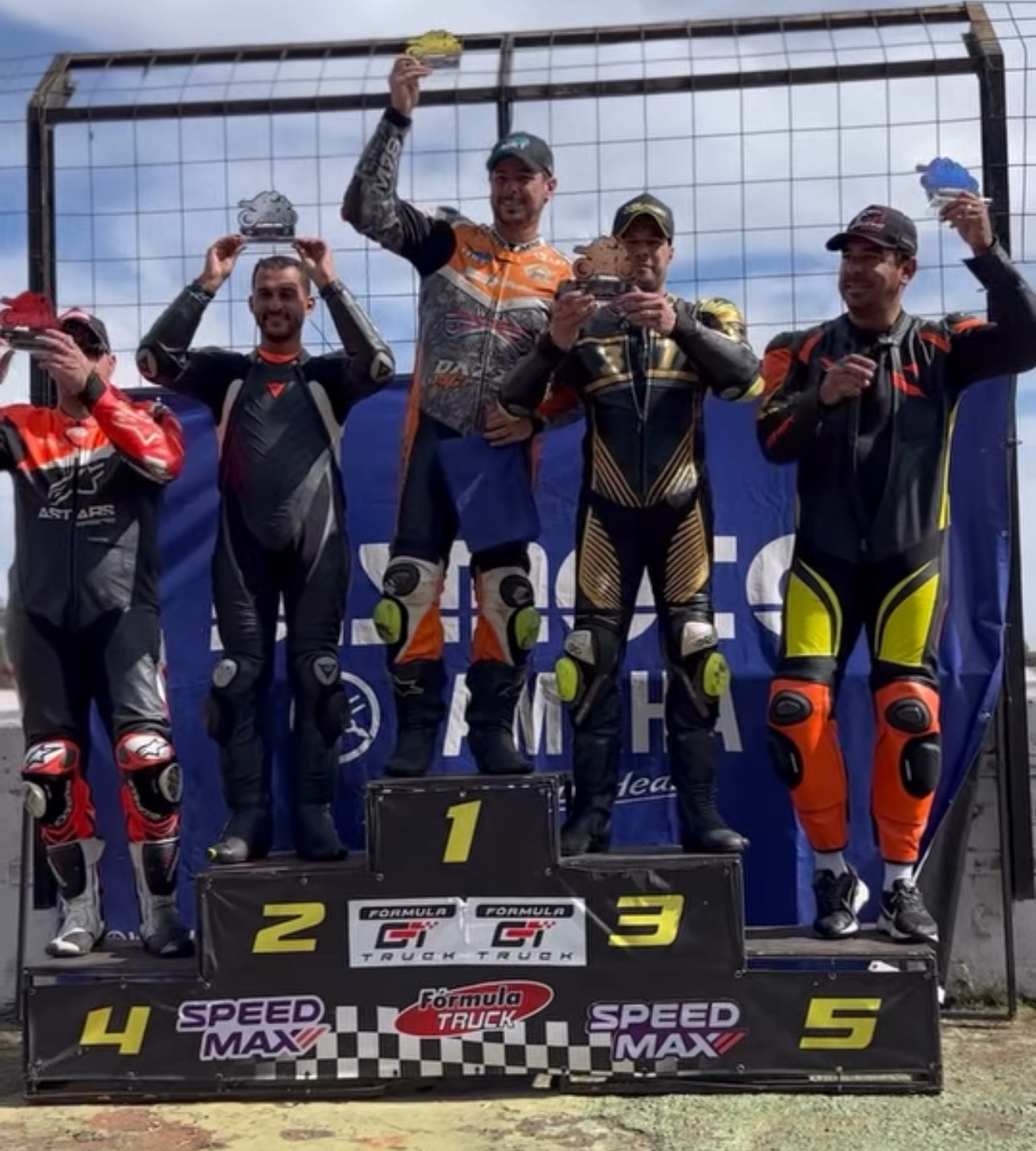 Pilotos sobem ao pódio após provas da 3ª etapa do Campeonato Sul-mato-grossense de Motovelocidade, realizada no Autódromo de Campo Grande.