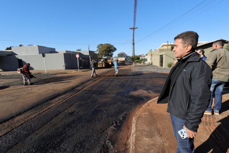 Prefeito acompanhou de perto os serviços de tapa-buracos