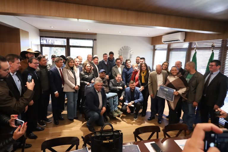 Governador com a comitiva de Sidrolândia e parlamentares do MS