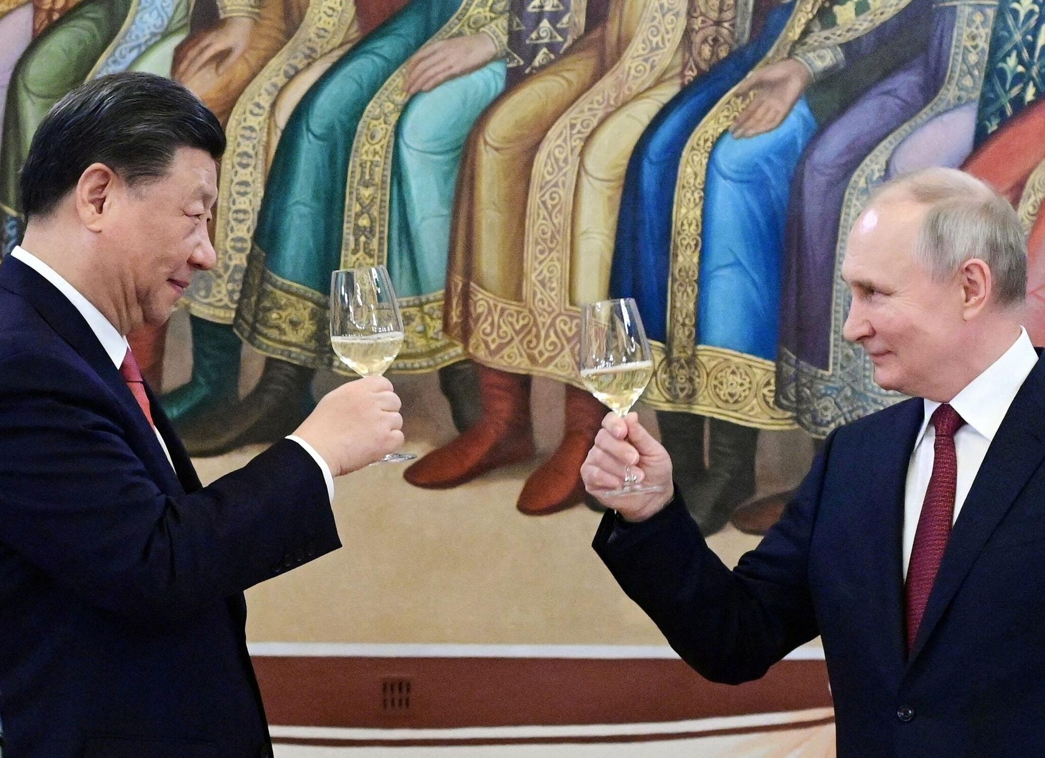 Putin e Xi Jinping brindam em reunião no Kremli