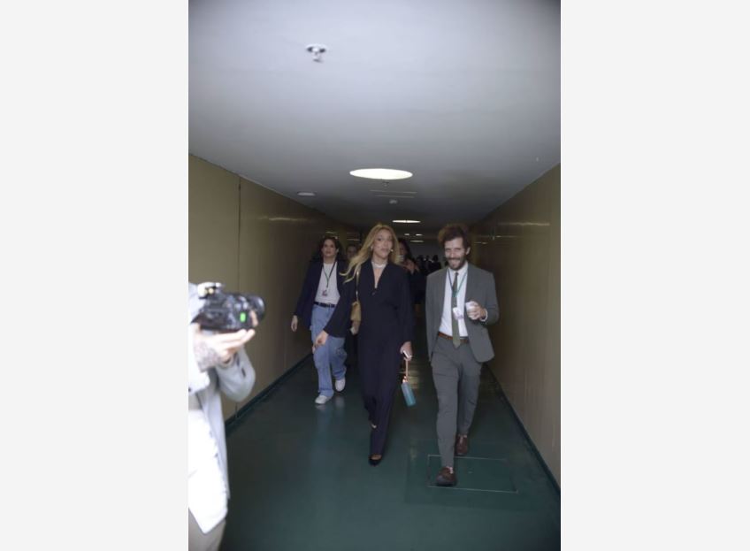 Índy Montiel (à esq.) acompanha Erika Hilton, que caminha num corredor da Câmara dos Deputados