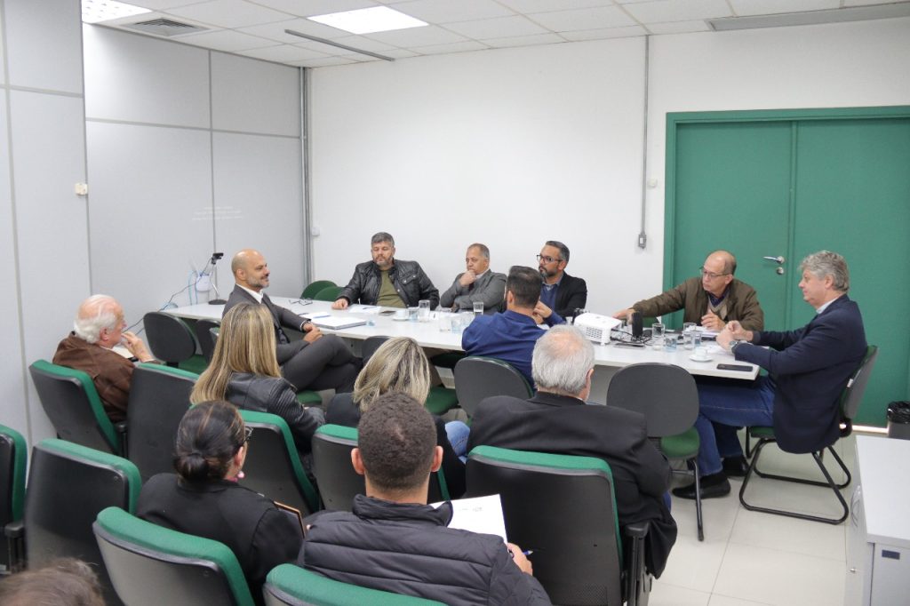 Autoridades da Semadesc e conselheiros da Jucems se reúnem para apresentar o novo sistema de inteligência artificial que vai agilizar a análise de processos empresariais em Mato Grosso do Sul