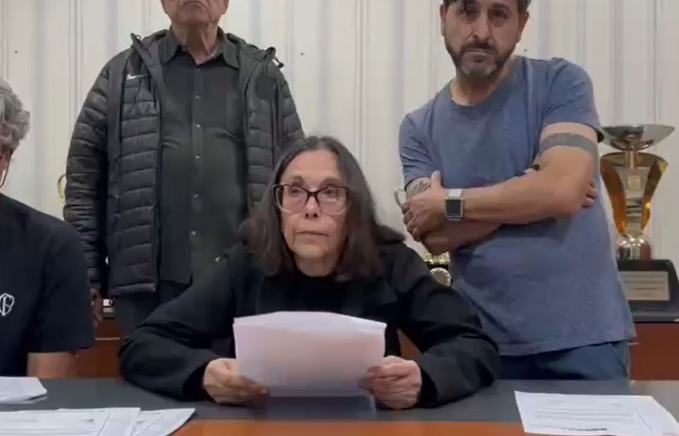 Maria Angela de Sousa Ocampos reconduziu Augusto Melo à presidência do Corinthinas.