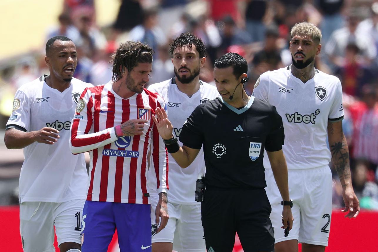 Árbitro César Ramos conversa com jogadores de Atlético de Madrid e Botafogo.