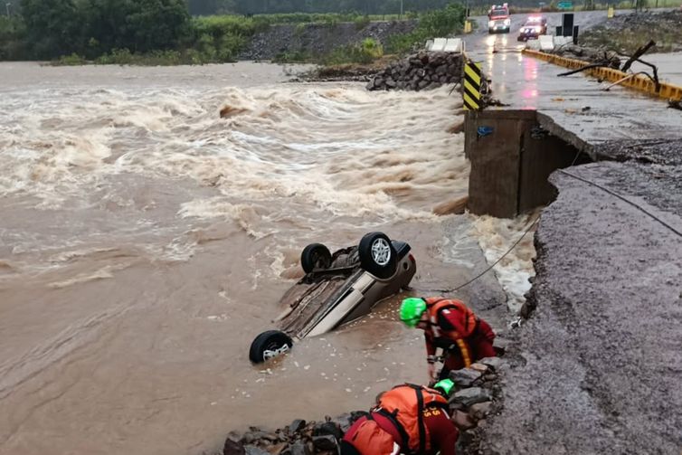 Bombeiros são acionados para fazer resgate no município de São José do Caí - Foto: Alexandre Pessoa/Divulgação