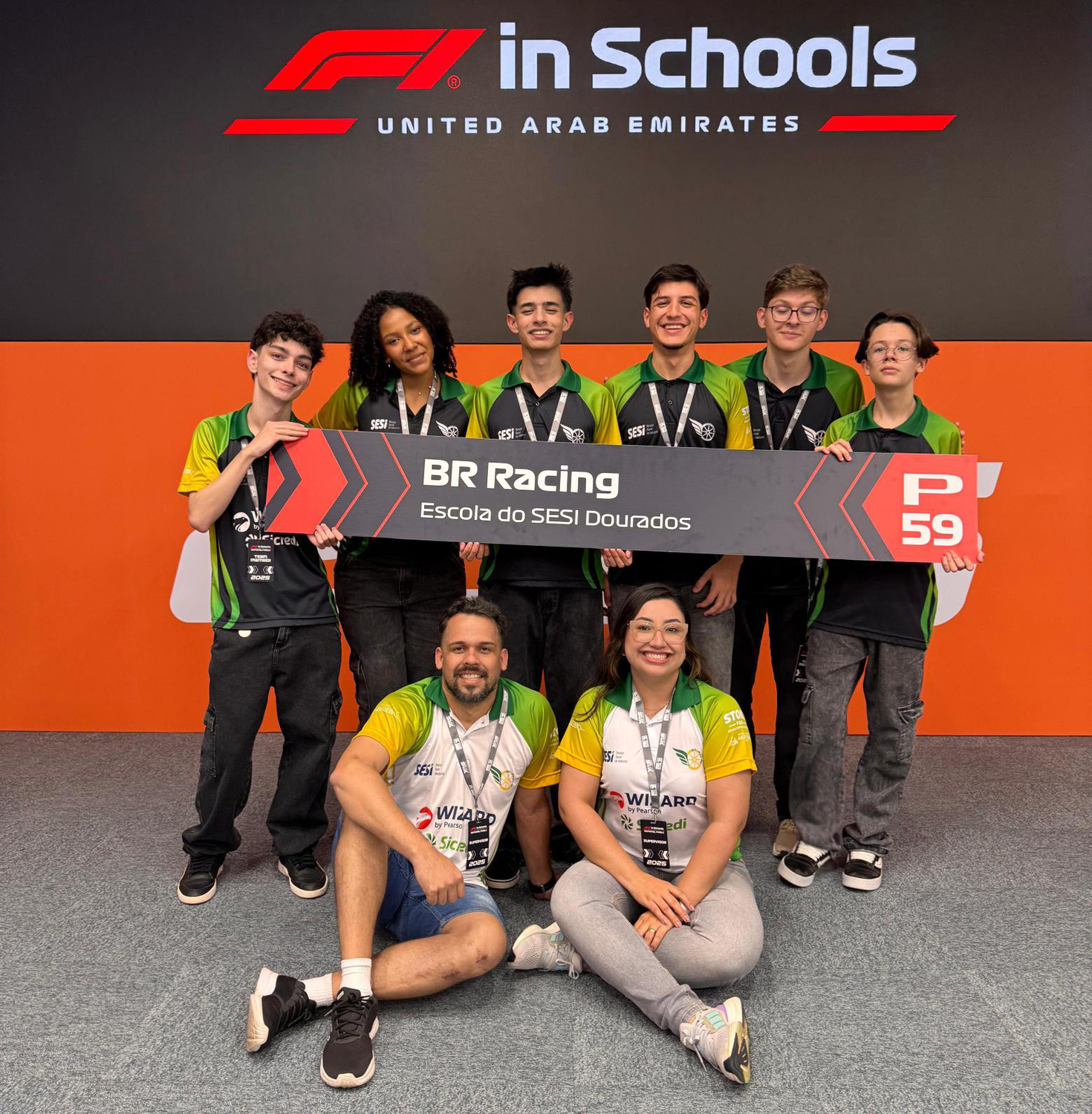 Equipe BR Racing posa com a placa oficial da competição F1 in Schools, celebrando o reconhecimento como melhor equipe internacional.