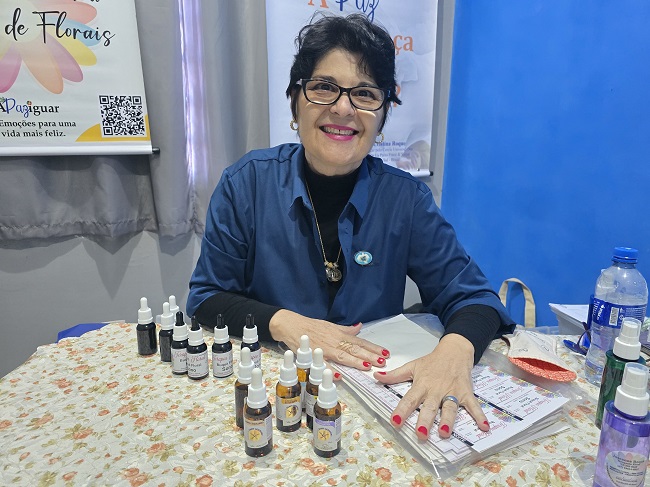 A terapeuta floral Joseanne Cristina Roque, responsável pela implementação da prática no Sistema Único de Saúde (SUS) de Mato Grosso do Sul