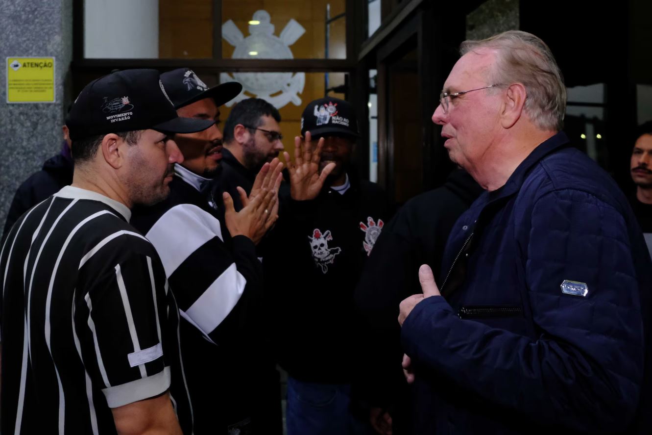 Osmar Stábile, presidente interino do Corinthians, conversa com membros de organizadas do Corinthians, durante confusão no Parque São Jorge.