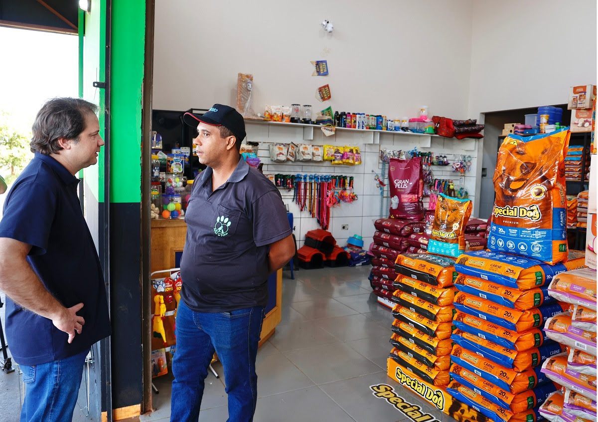 O proprietário do pet shop Amor de Patas 2, Reginaldo Augusto Pereira, abriu a unidade na Rua Esplanada, em Dourados, há três meses para aproveitar o crescimento do bairro Vival.