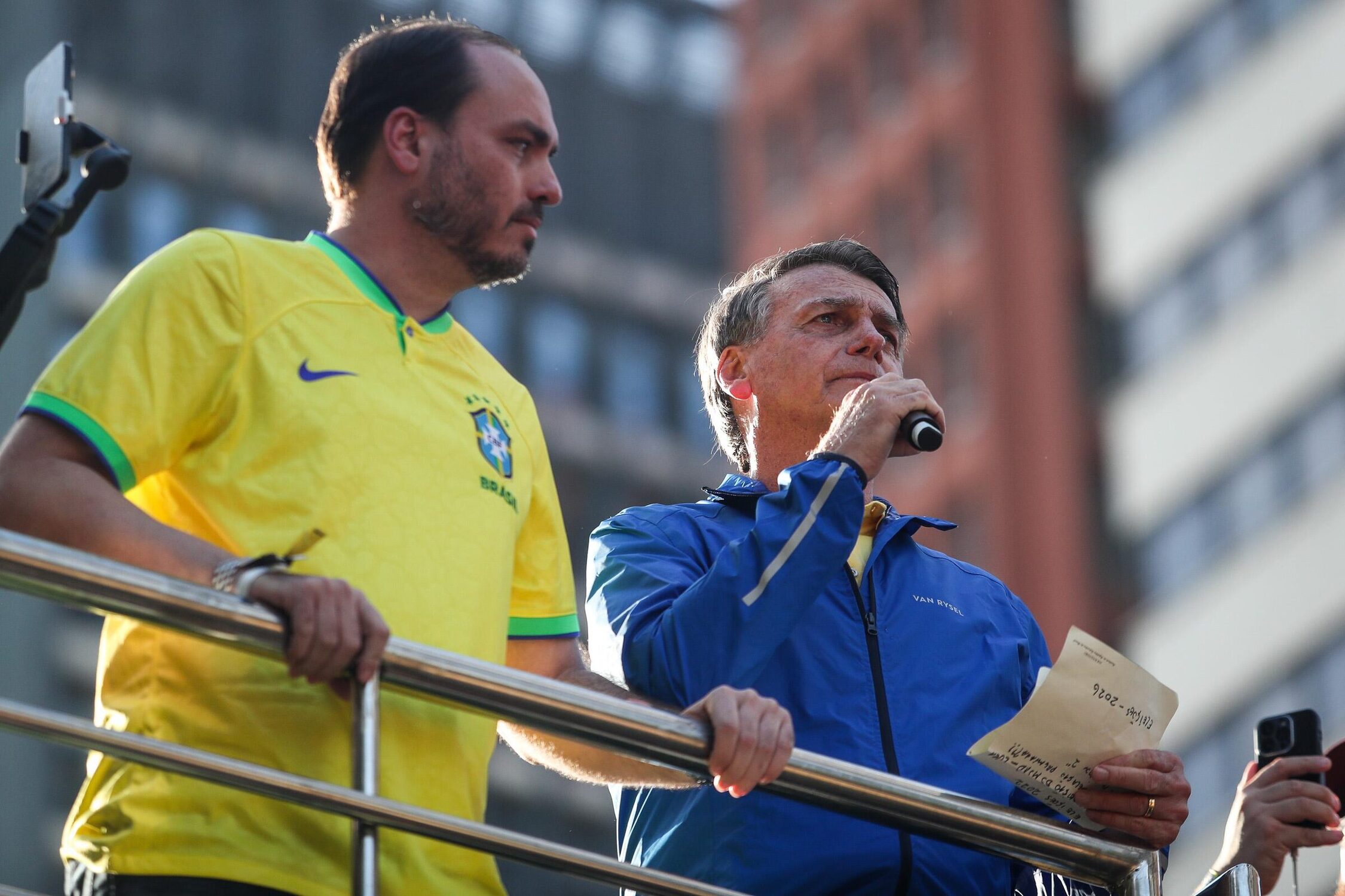 Ex-presidente Jair Bolsonaro discursa neste domingo, 29, na Avenida Paulista, em São Paulo, ao lado do filho Carlos 