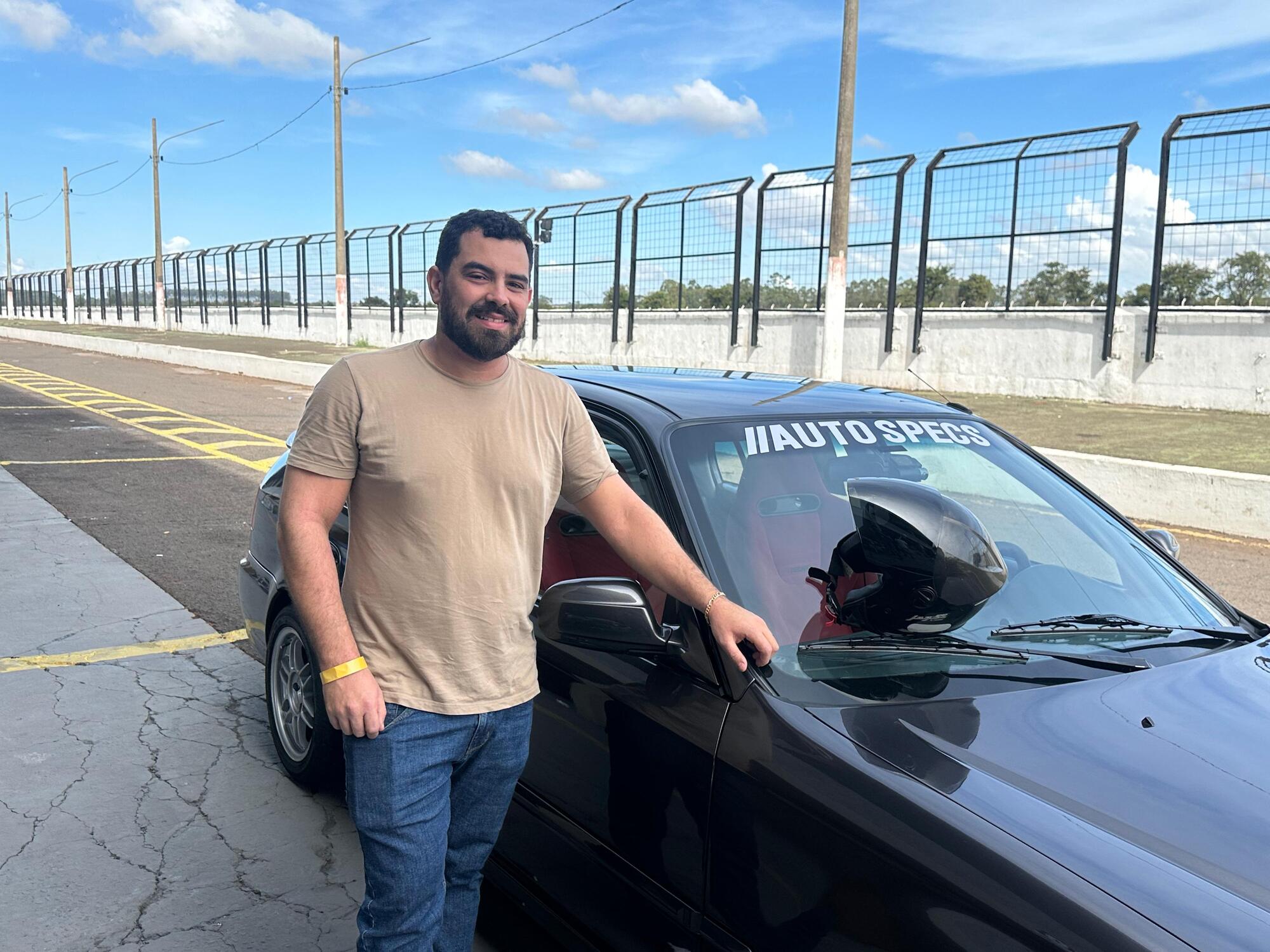 Hugo Valessi, empresário e entusiasta, participa do Track Day com seu carro de uso diário e compartilha sua paixão desde a infância