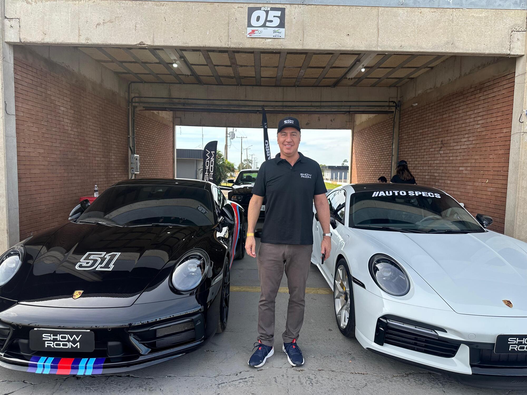 Fábio Anache, da Show Room, destaca a importância de acelerar na pista e não nas ruas, apoiando o esporte com segurança