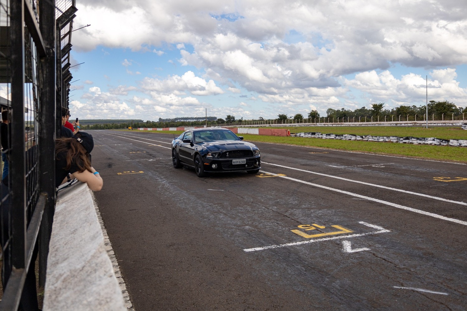Durante a volta no Mustang Shelby GT500, o repórter experimenta na pele a adrenalina e entende de perto a paixão que move o Track Day