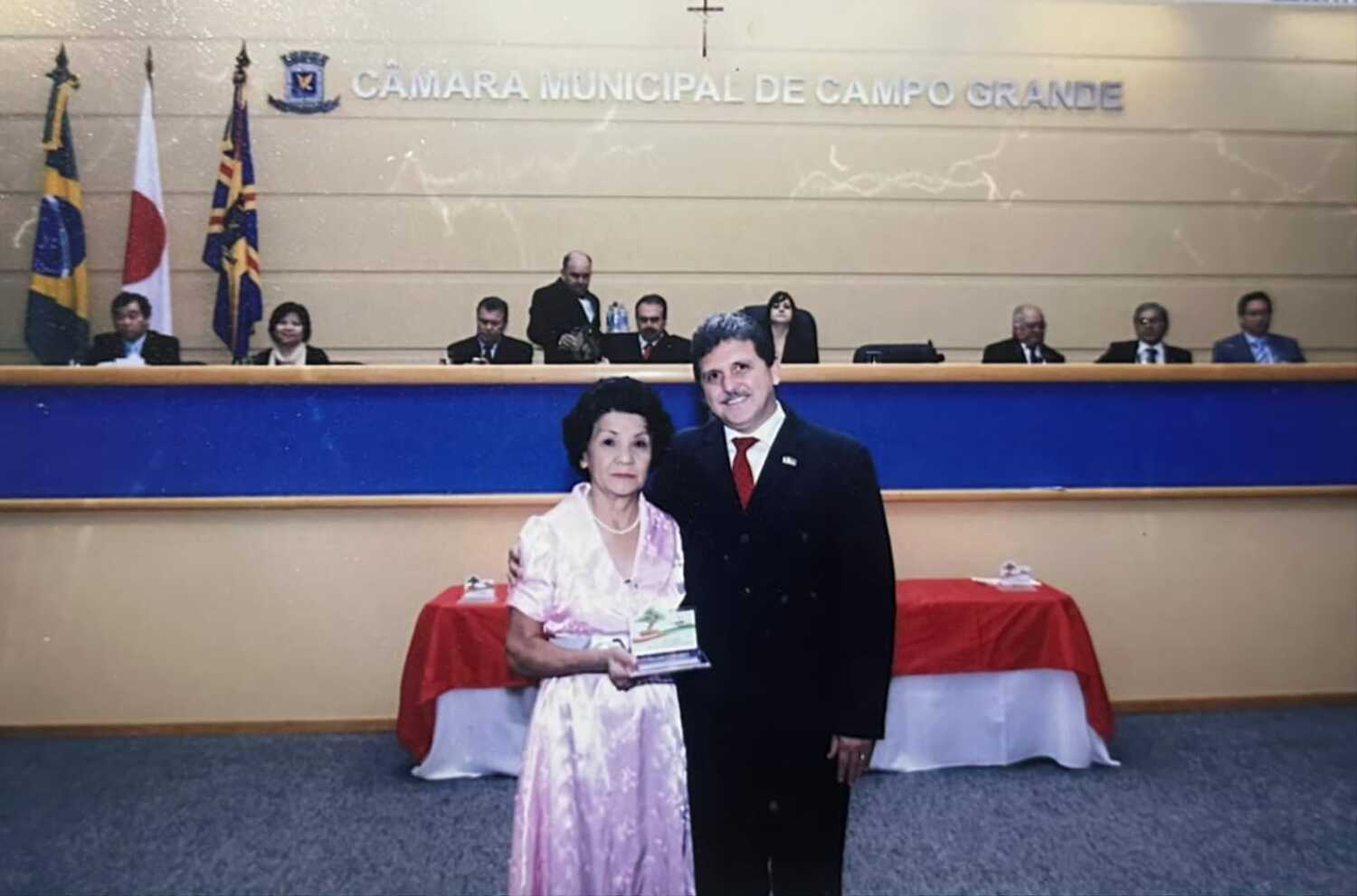 Kimie Guenka foi uma das personalidades nipo-brasileiras homenageadas na Câmara Municipal de Campo Grande, em comemoração ao Dia da Comunidade Japonesa, em 2010. Na foto, Kimie e o então vereador João Rocha.