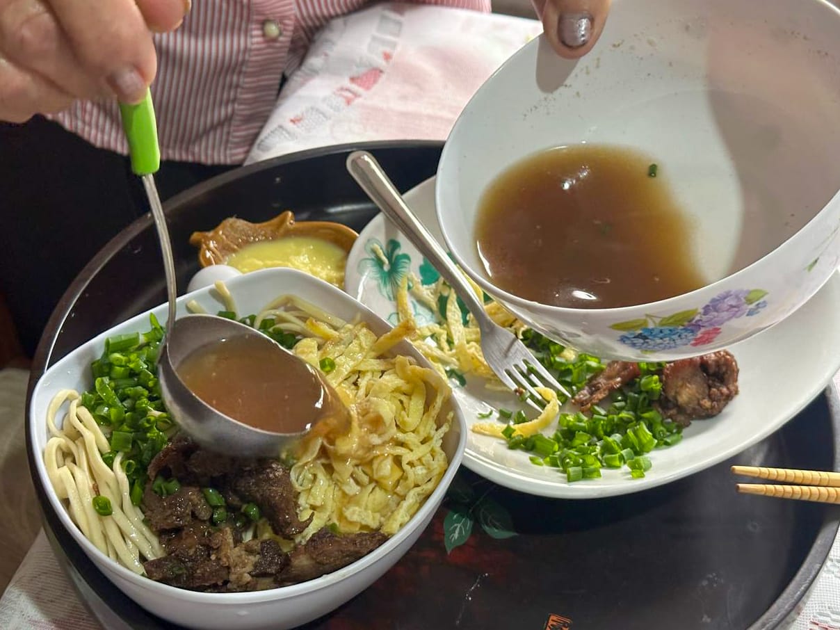 Prato típico de Campo Grande, o sobá é servido com caldo quente, ingredientes frescos e tiras de carne bovina