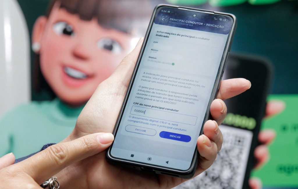 Basta selecionar o veículo e informar o CPF do condutor indicado que receberá uma notificação e precisa aceitar