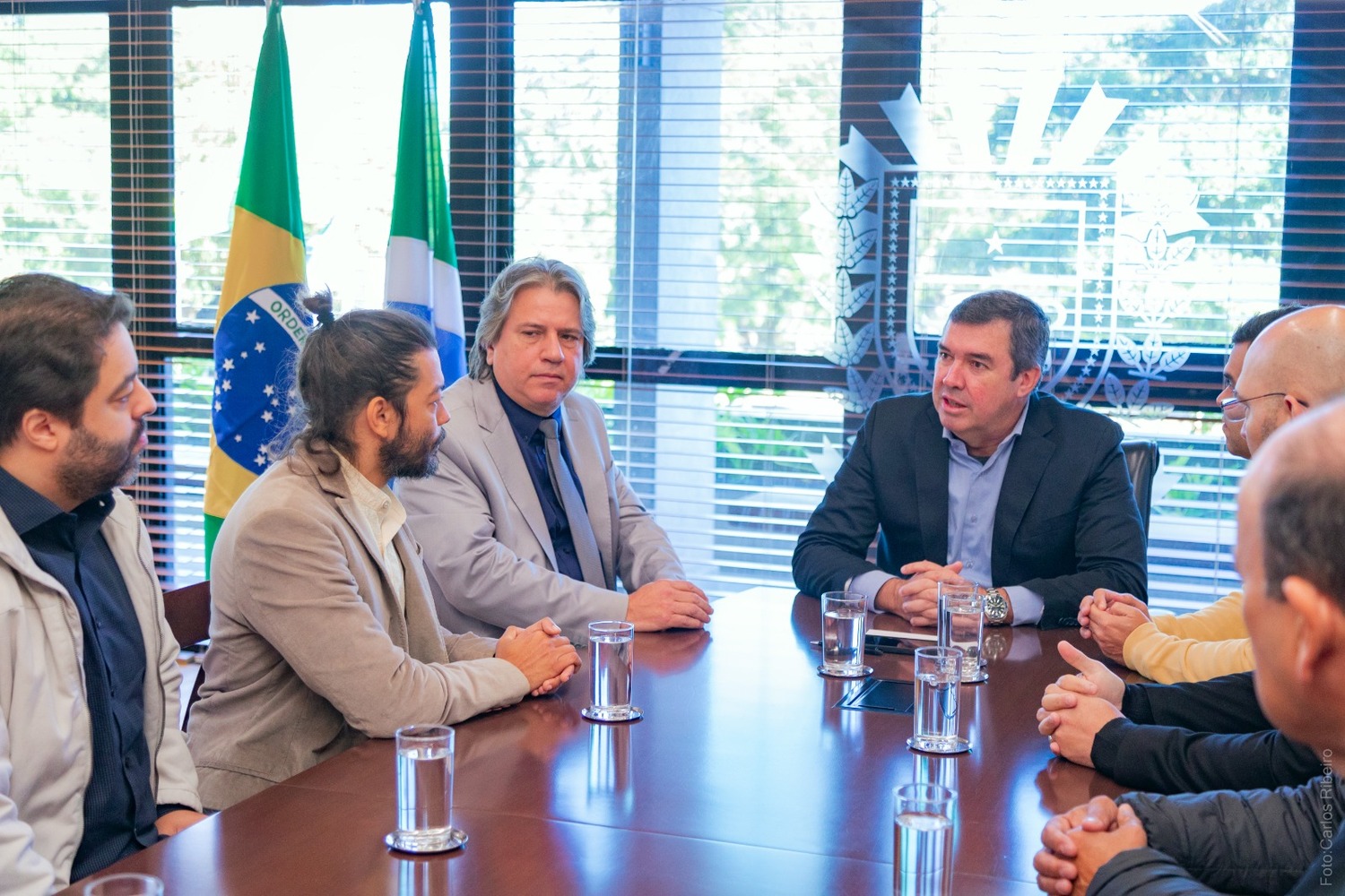 Filhos do ex-vereador Cristóvão Silveira se reúnem com o governador Eduardo Riedel e o deputado estadual Caravina, em Campo Grande.