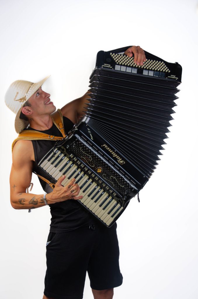 A abertura do show fica por conta do sanfoneiro Gabriel Chiad