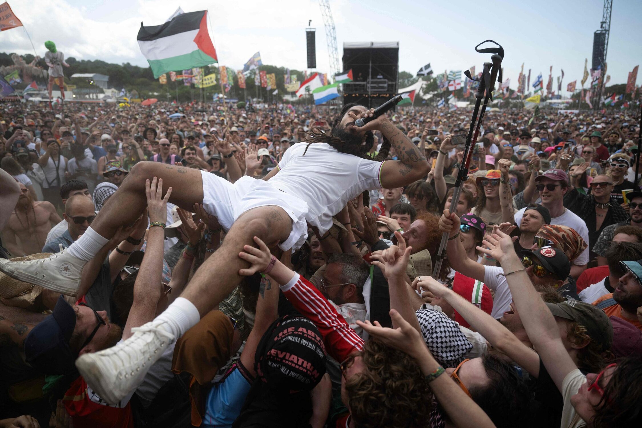Bobby Vylan, da dupla Bob Vylan, durante show no festival de Glastonbury, no Reino Unido, em 2025.