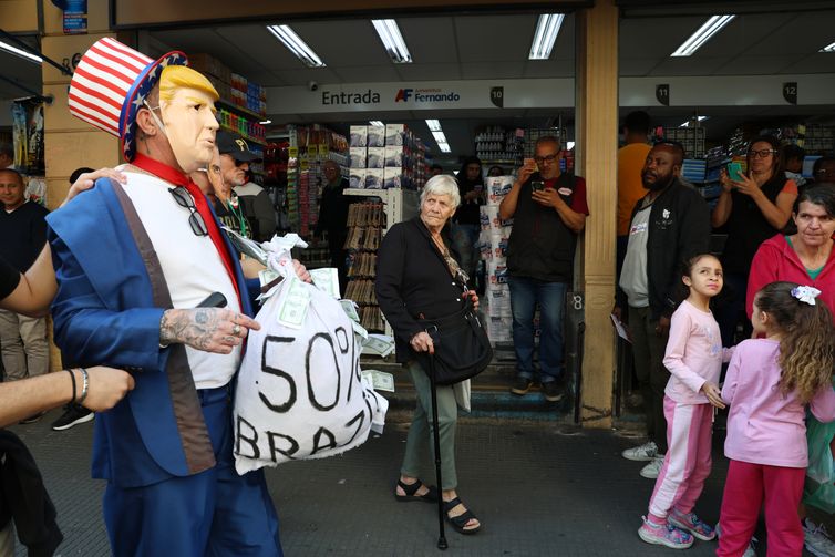 Ato contra Donlad Trump foi realizado pelo Sindicato dos Comerciários de São Paulo (SECSP), em parceria com a União Geral dos Trabalhadores (UGT). - Foto: Foto: Rovena Rosa/Agência Brasil