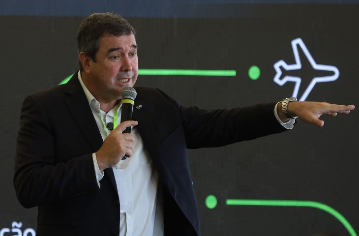 Governador Eduardo Riedel durante apresentação sobre a ampliação dos aeroportos regionais de Mato Grosso do Sul