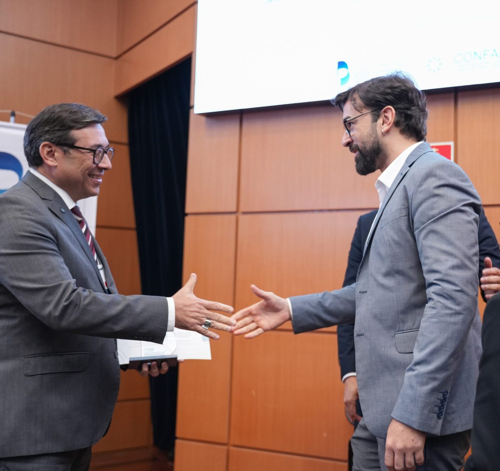 Coordenador e pesquisador André Mazini recebendo o prêmio