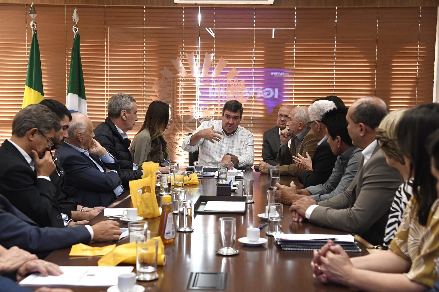 Reunião contou com a participação de deputados estaduais, do vice-governador e de secretários do governo estadual - Foto: Bruno Rezende
